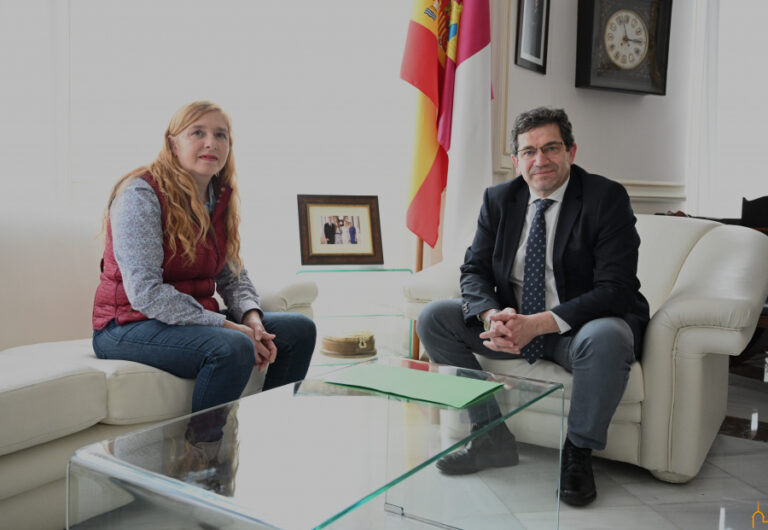 La alcaldesa de San Lorenzo pide en la Diputación que se mejoren las comunicaciones con su municipio