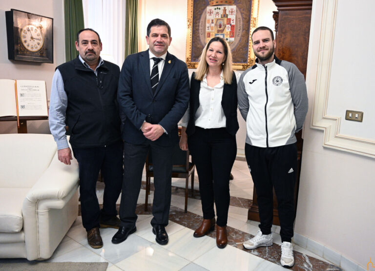 Valverde anuncia a la Hermandad de la Virgen de Alarcos que la Diputación estudia publicar ayudas para todas las hermandades de gloria