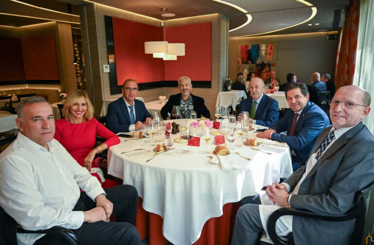 Valverde adquiere el compromiso ante los embajadores del vino de FENAVIN de mejorar la feria y anuncia una proyección vinculada a la figura del Quijote