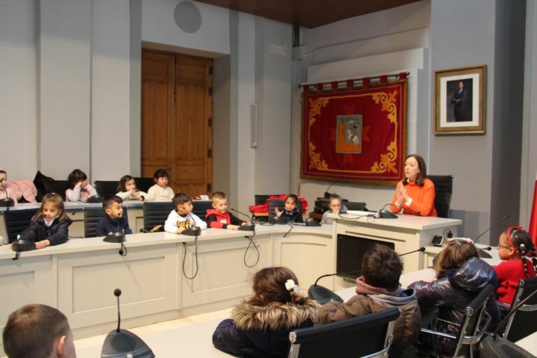 Los niños y niñas del CEIP El Santo visitan el Ayuntamiento junto con la alcaldesa