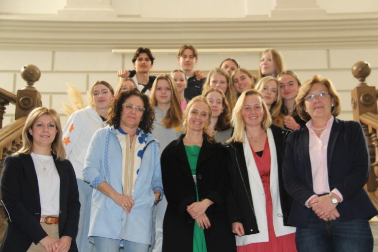 Un grupo de estudiantes holandeses visita el Ayuntamiento dentro de un programa de intercambio con el I.E.S. María Zambrano