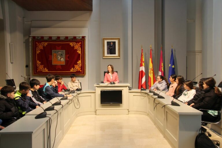 La alcaldesa recibe al alumnado de 2º de la ESO del I.E.S. María Zambrano en el Ayuntamiento de Alcázar de San Juan