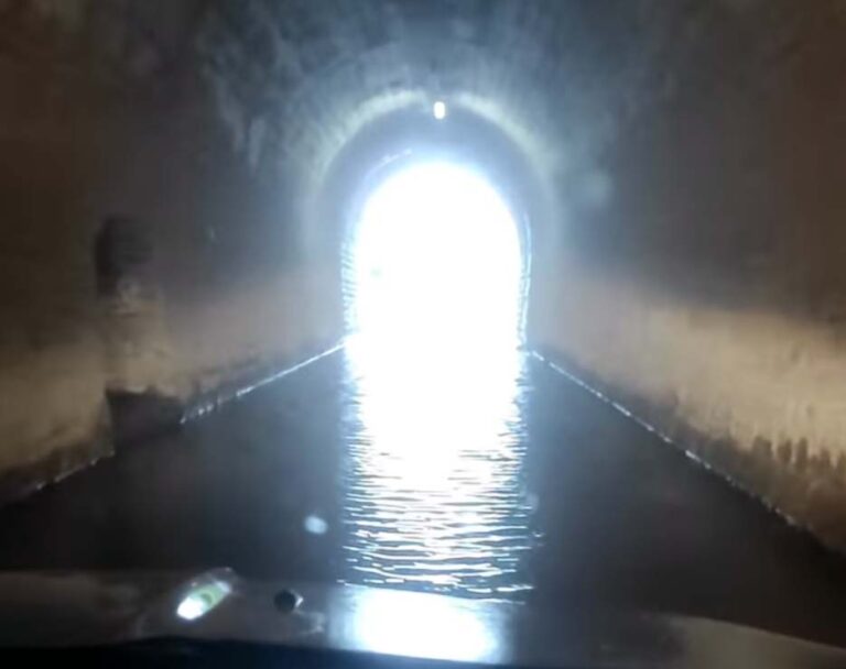 El arroyo de los Caballeros se desata en una memorable inundación que anega los históricos accesos a Minas del Horcajo