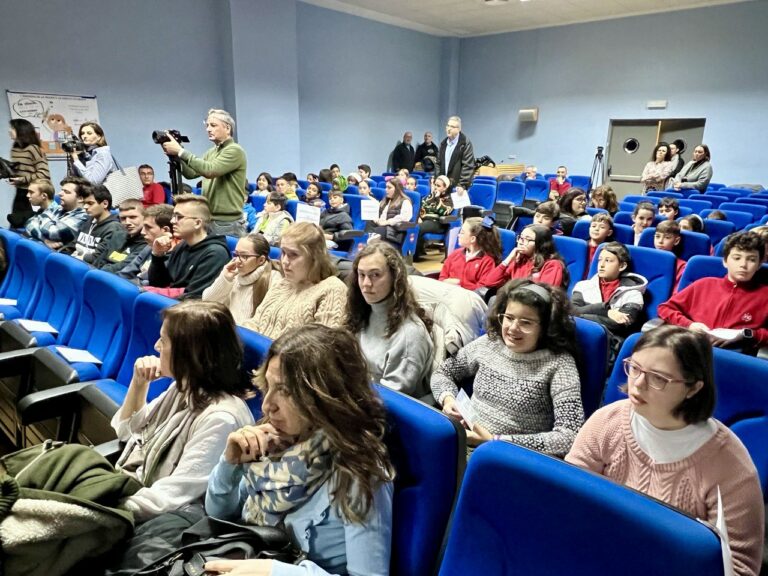 Gobierno regional, Ayuntamiento de Puertollano y Repsol cierran filas contra la brecha de desigualdad de la  mujer en el ámbito científico