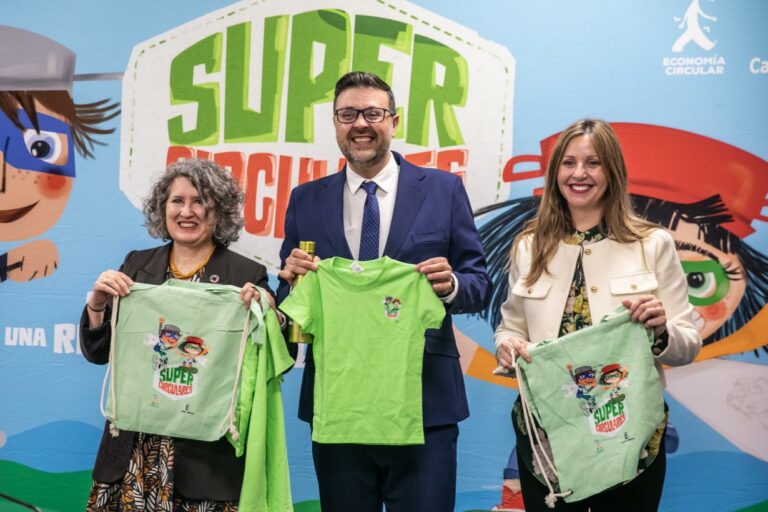 El Gobierno regional presenta el concurso ‘Supercirculares 2024’ en el ámbito educativo con el objetivo de fomentar la reutilización y el reciclado del residuo textil