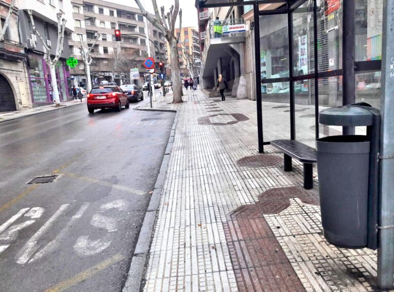El Ayuntamiento de Puertollano instala nuevas papeleras en Primero de Mayo y Goya