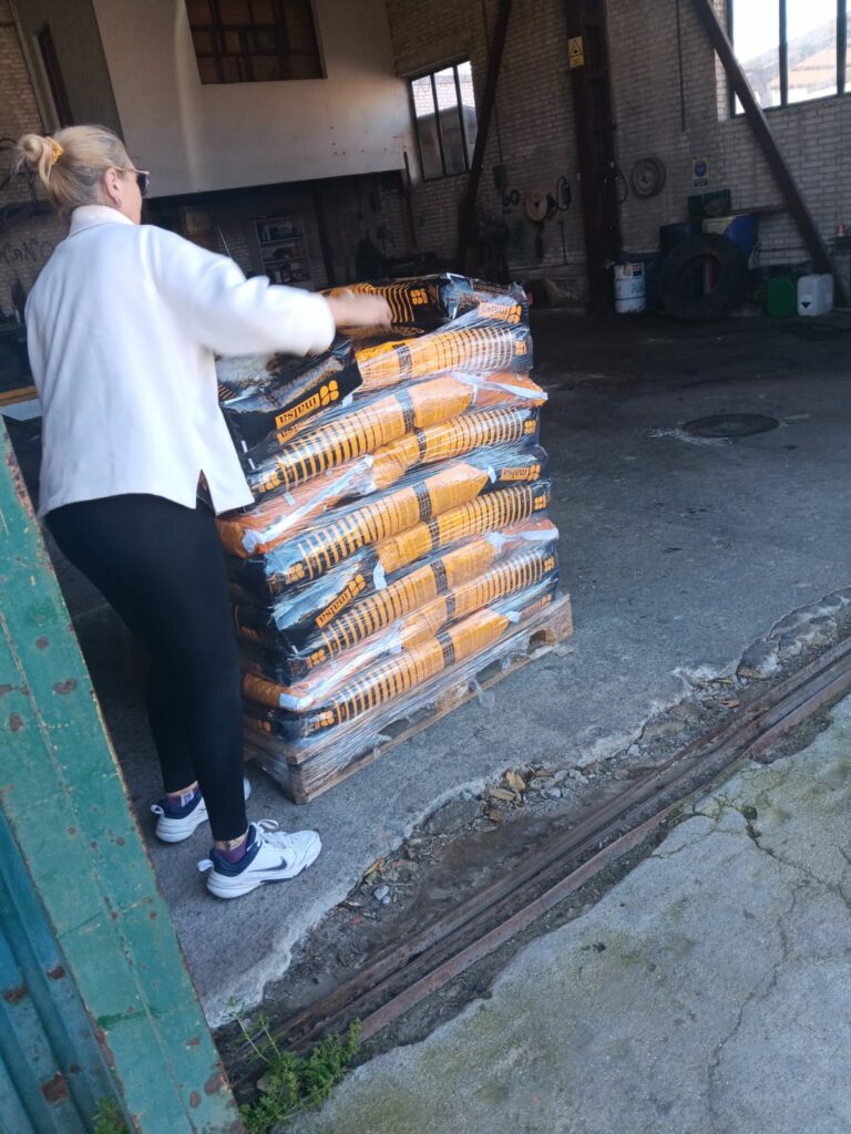 El Ayuntamiento de Puertollano inicia un programa de esterilización de felinos y reparte 2.160 kilos de pienso
