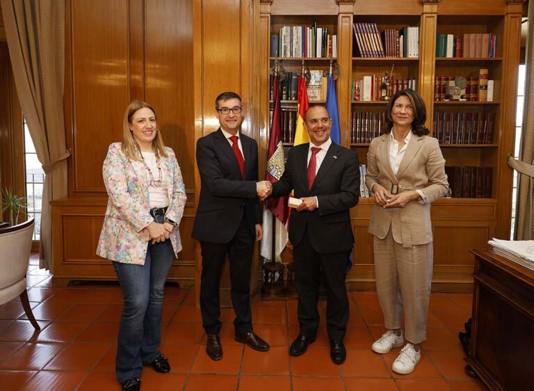 El presidente de las Cortes regionales recibe la primera Memoria Anual y una copia del Plan Estratégico del Consejo Regional de Transparencia