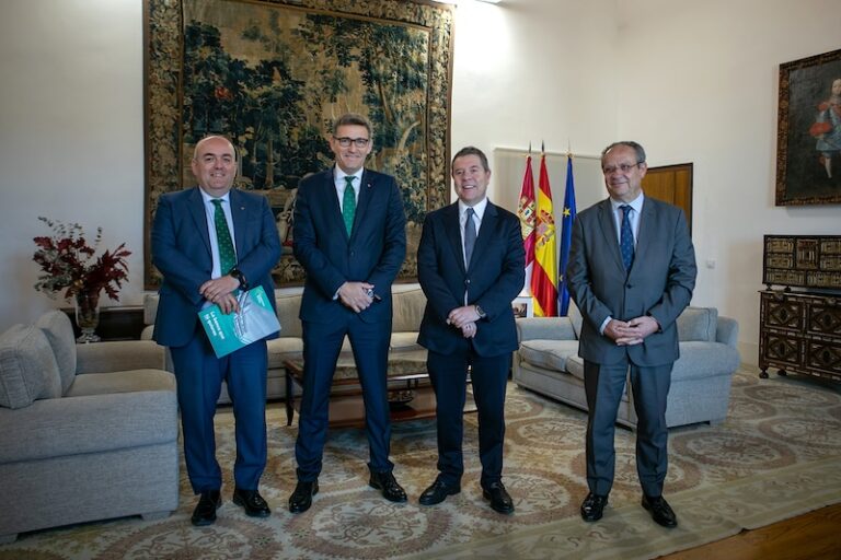 Eurocaja Rural entrega su Memoria Anual al presidente de la Junta de Comunidades