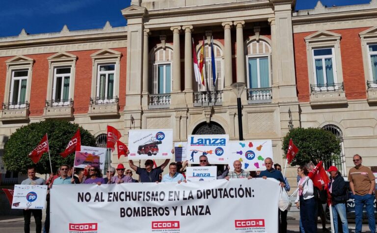 Concentración ante la Diputación de Ciudad Real contra el “enchufismo en el acceso al empleo público de allegados y amigos de los gobernantes de PP y VOX”