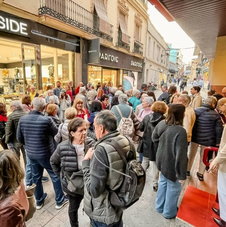 Puertollano: Más de un centenar de afiliados y simpatizantes del PSOE muestran su apoyo a Pedro Sánchez