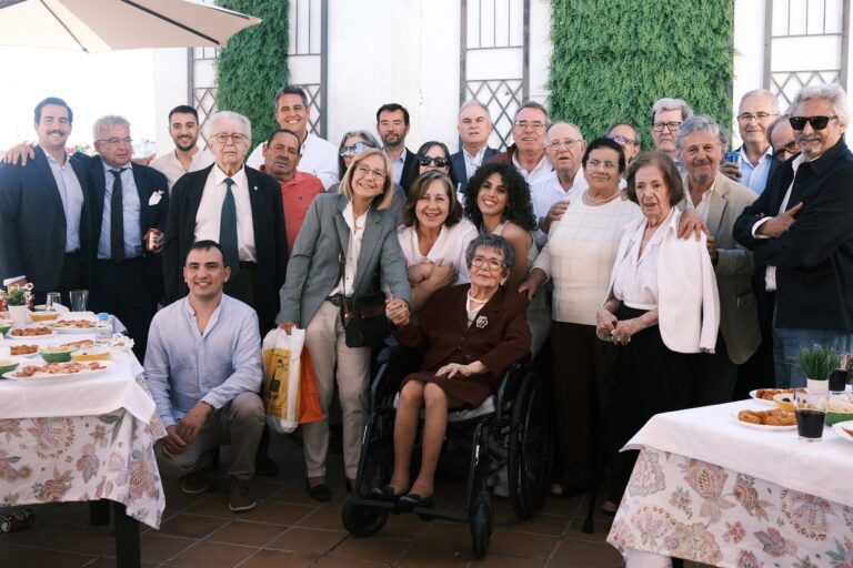 La gran pintora Gloria Merino es homenajeada en su residencia de Madrid