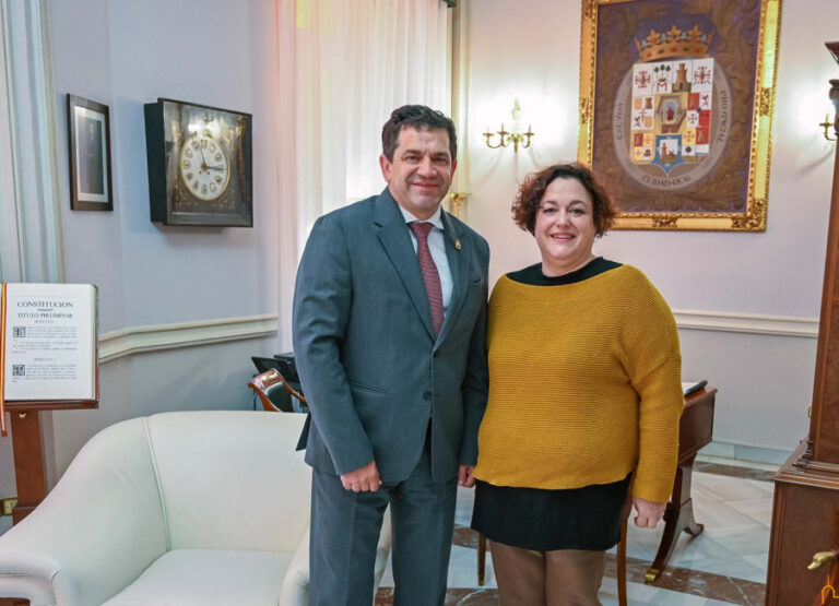 Miguel Ángel Valverde muestra gran interés por la labor y las actividades planificadas por la Asociación de dislexia de Ciudad Real (DIXCR)
