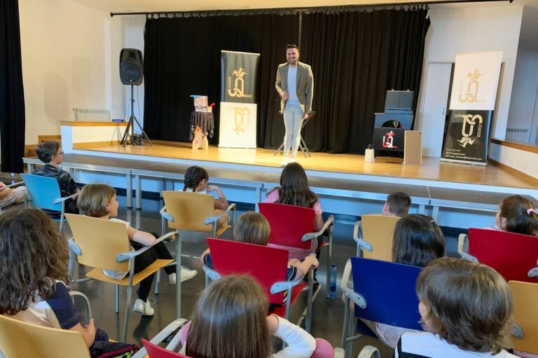 El Mago JoQuer deja boquiabiertos a los niños, en el Día de la Infancia, con su divertido espectáculo “Magia de las Emociones” y el taller “No es cuestión de edades”