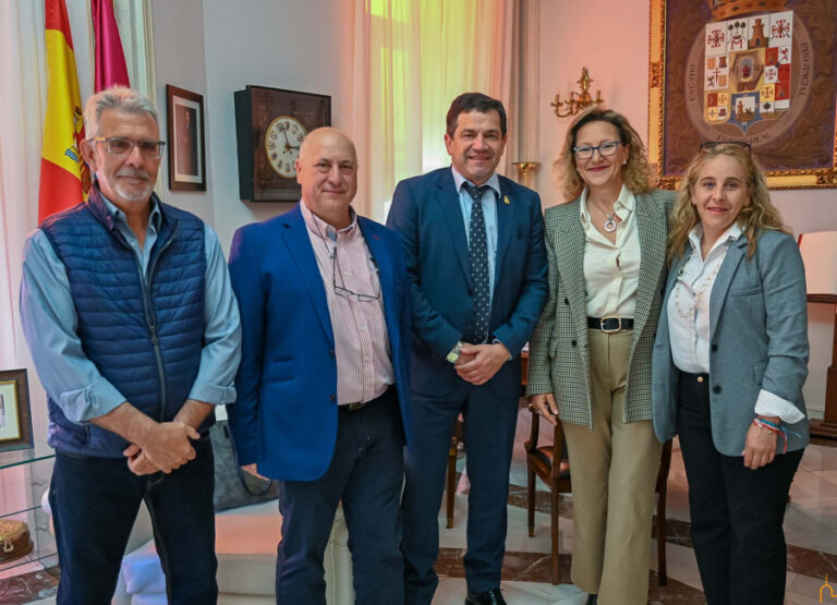 La alcaldesa de Villanueva de San Carlos agradece la disposición de Miguel Ángel Valverde para atender las necesidades de pequeñas poblaciones de la provincia
