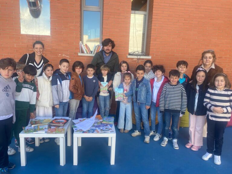 Ángel LAmenor ha acercado hoy el cuento ‘Capitabeja’ al CEIP ‘Maestro Juan de Ávila’ con motivo del Día del Libro