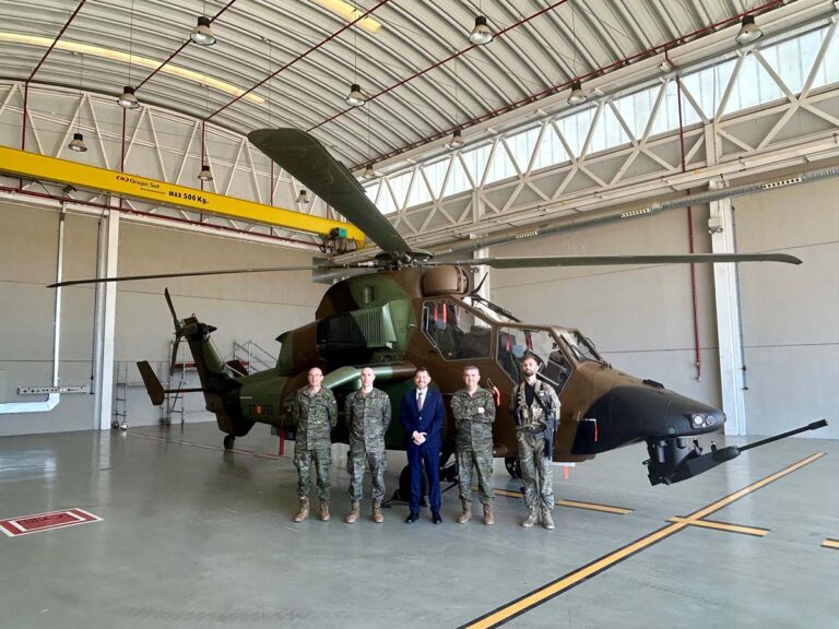 El subdelegado del Gobierno conoce la Base de helicópteros de Almagro