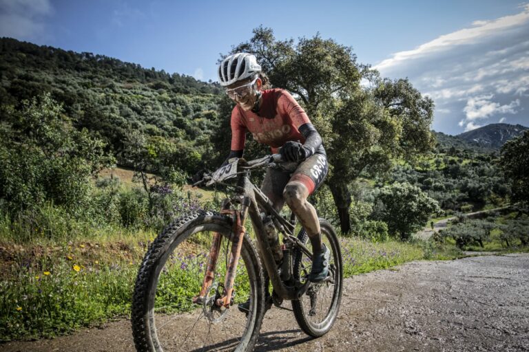 Triunfo en solitario para la castellanomanchega Cristina Granados (GR100-Ciudad Real), en la espectacular Ruta BTT «4 Lobos y 3 Mil Buitres» de Serradilla