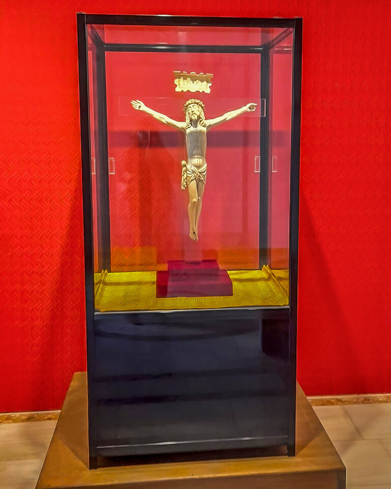 Almodóvar del Campo: El ‘Cristo de Marfil’ enaltece el aura de la capilla de la Santísima Trinidad