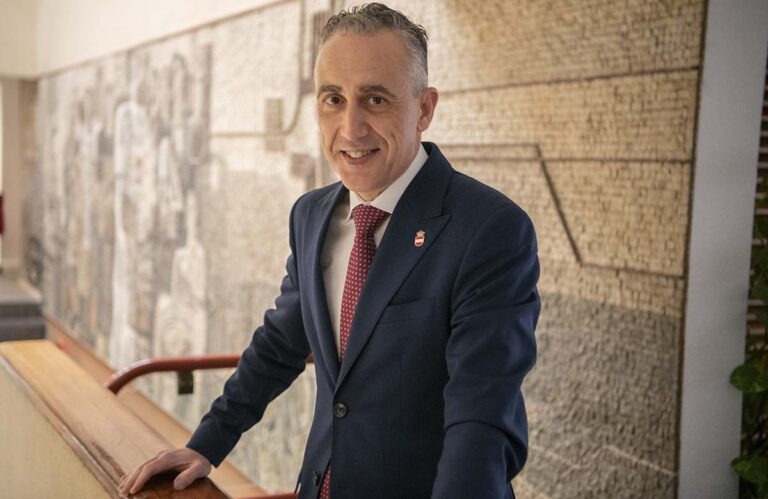 El alcalde de Puertollano, indignado: «Pretenden convertir el Aeropuerto en un Guantánamo manchego»