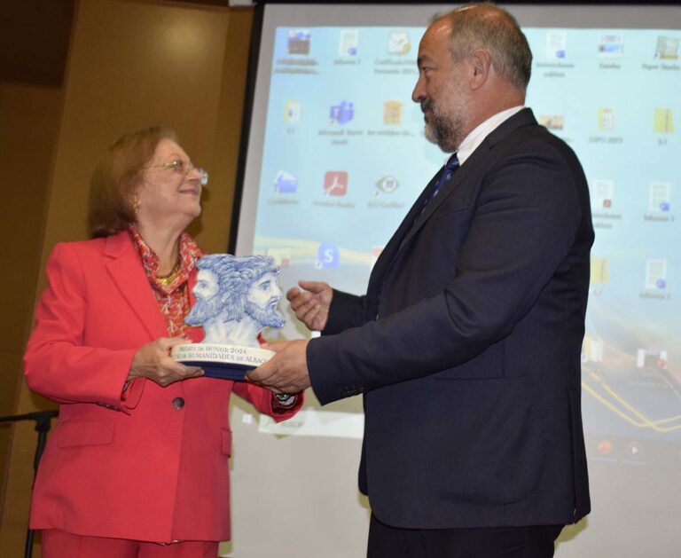 La fotógrafa Cristina García Rodero recibe el reconocimiento de la UCLM agradeciendo que se valore su trabajo en su tierra