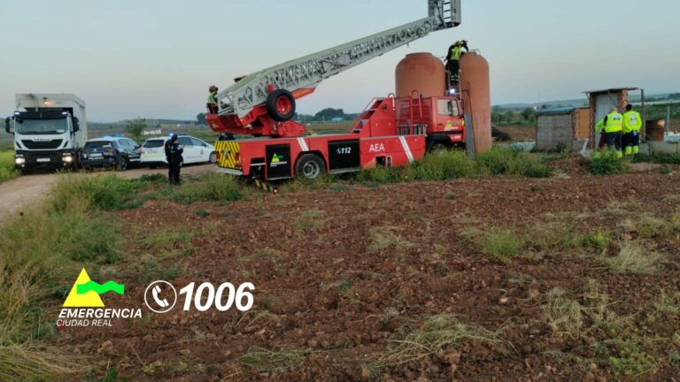 Rescatan a un anciano que se había caído dentro de una gran tinaja en Valdepeñas