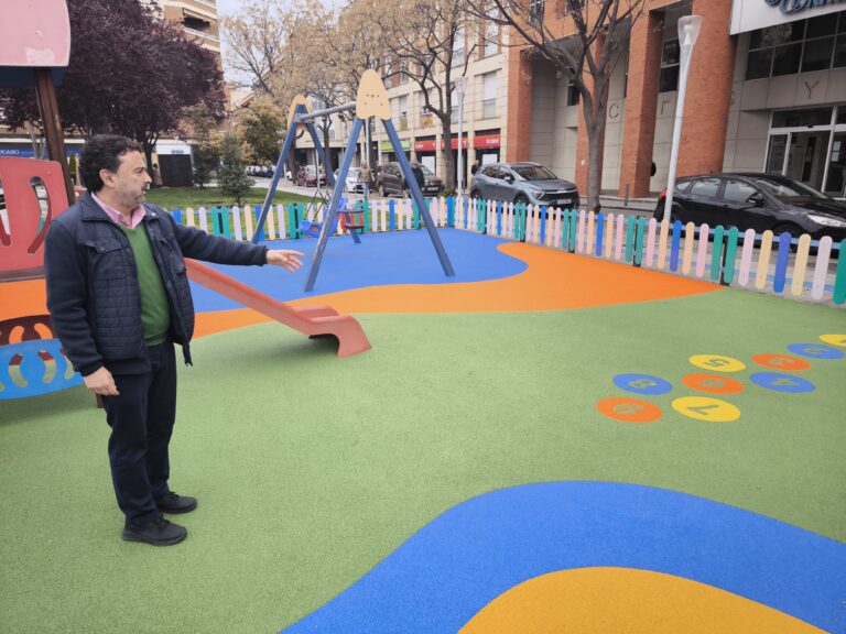 El Ayuntamiento de Ciudad Real comienza en la Plaza de la Constitución su plan de mejora de parques infantiles