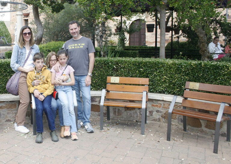 Sencillo y emotivo homenaje al profesor José Lorenzo Sánchez Meseguer, en el bautizo del ‘Banco Literario’ que comparte con Helena Romero en Granátula de Calatrava
