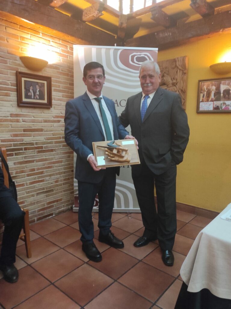La Asociación Provincial de Empresarios de Madera y Corcho premia a Santiago Briñas