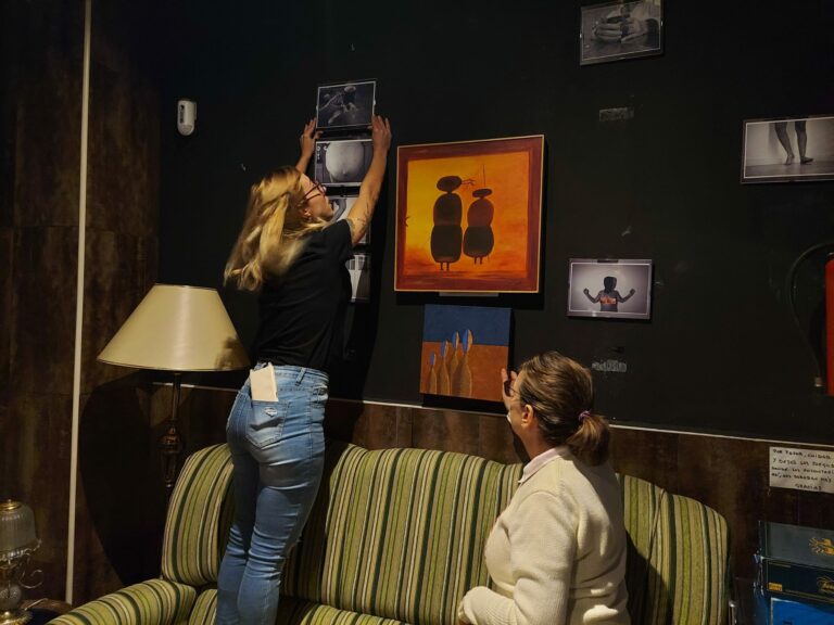 El Colectivo Hartikas inaugura una muestra multidisciplinar de arte con temática feminista en el Café Macondo de Puertollano