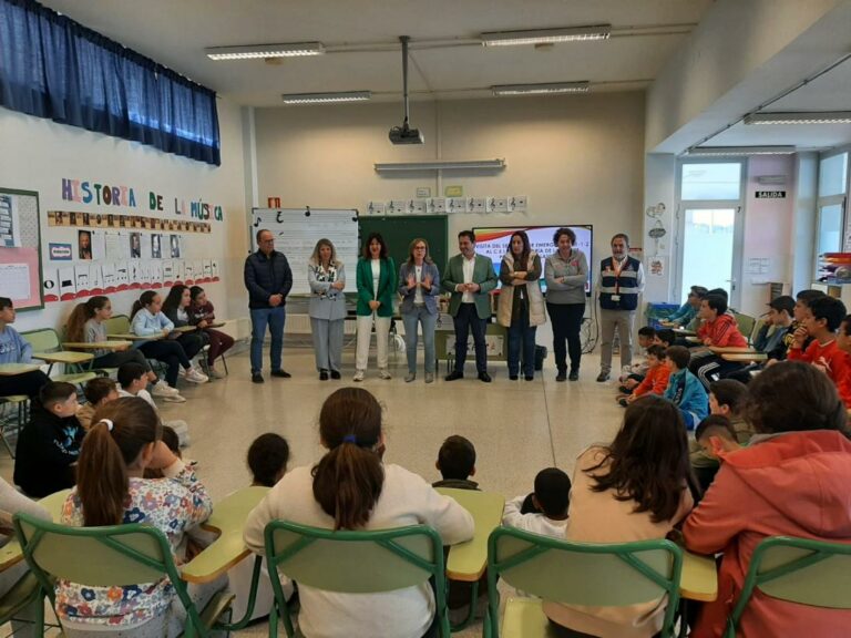 Cerca de 400 alumnos del CEIP ‘José María de la Fuente’ de Pozuelo de Calatrava han recibido hoy la visita del servicio de Emergencias 1-1-2