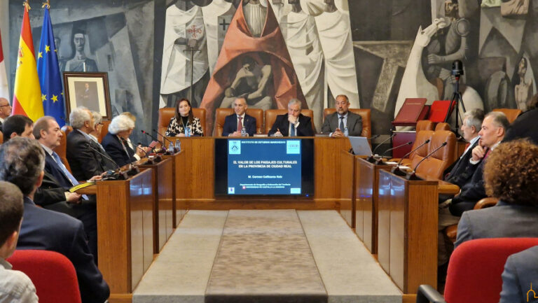 El Instituto de Estudios Manchegos incorpora a María del Carmen Cañizares como consejera en un acto celebrado en la Diputación