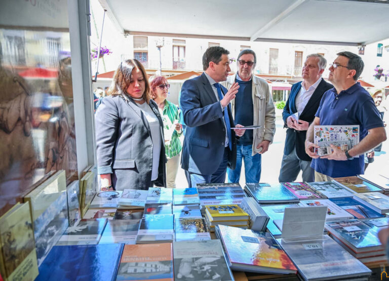 Valverde pone en valor en la Feria del Libro la aportación de la BAM a la creación literaria provincial con motivo de su 40 aniversario