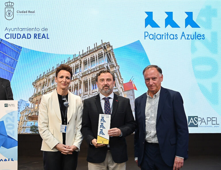 Pajaritas Azules premia al Ayuntamiento de Ciudad Real y al Consorcio RSU por su trabajo para impulsar el reciclaje de papel y cartón