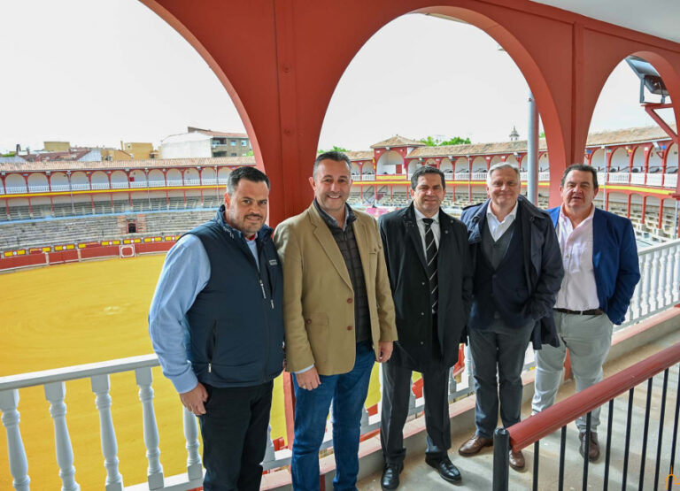 El presidente de la Diputación, Miguel Ángel Valverde, asiste a la presentación del libro “Las fatigas de un maletilla” de Julio Cesar Sánchez