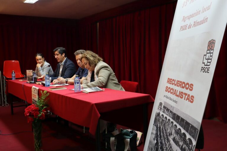 Caballero reivindica las políticas de bienestar, progreso e igualdad del PSOE en la presentación del libro ‘Recuerdos Socialistas’
