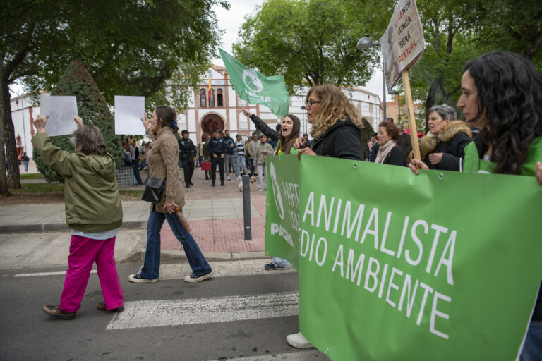 Un centenar de personas protesta contra el retorno de la “barbarie” con la reinauguración de la Plaza de Toros de Ciudad Real
