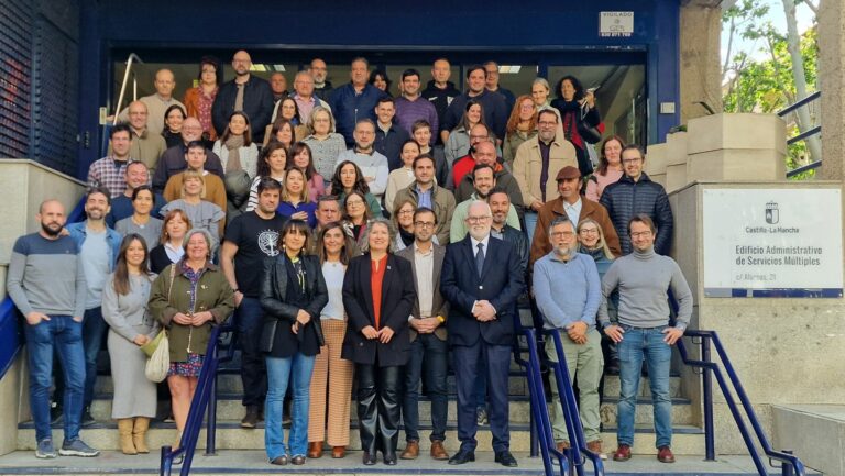 La consejera Mercedes Gómez visita al personal de la Delegación Provincial de Desarrollo Sostenible en Ciudad Real