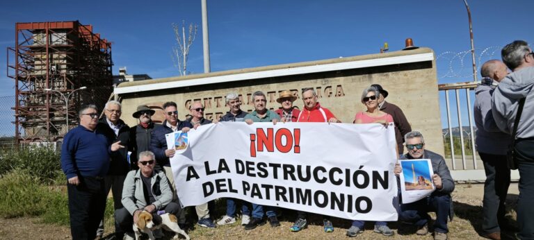 Extrabajadores de La Sevillana claman por la conservación de la chimenea de humos y del patrimonio industrial de Puertollano
