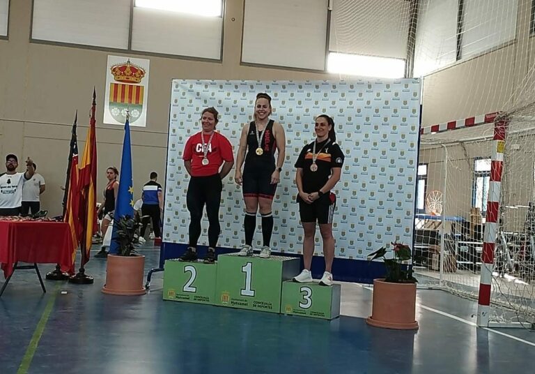 Miriam Rivilla Núñez hace historia en el deporte de Puertollano tras batir dos récords nacionales en el Campeonato Máster de Halterofilia
