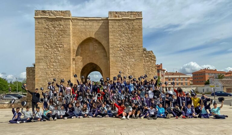 Alumnos del Colegio San Francisco de Asís de Ciudad Real homenajean a las Sinsombrero en la Semana Literaria