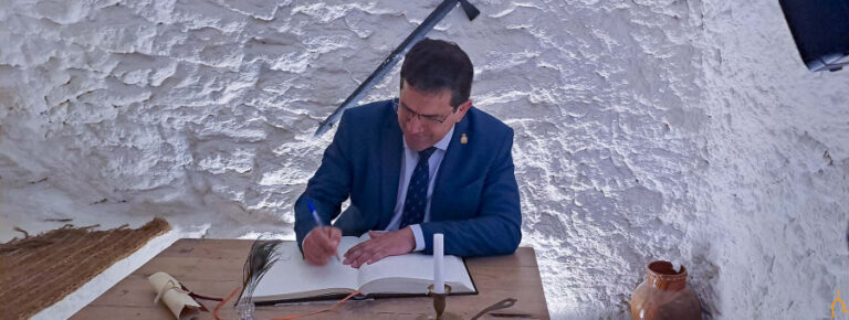 Valverde compromete en Argamasilla de Alba la ayuda de la Diputación para concluir las obras de la Casa del Bachiller Sansón Carrasco