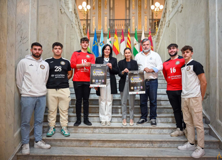 La vicepresidenta responsable de Deporte en la Diputación recibe al equipo Hyundai Agritrasa Alarcos de balonmano