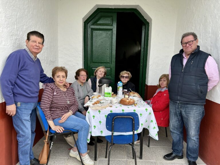 Puertollano: Los últimos vecinos de Asdrúbal comparten el hornazo bajo la centenaria iglesia minera