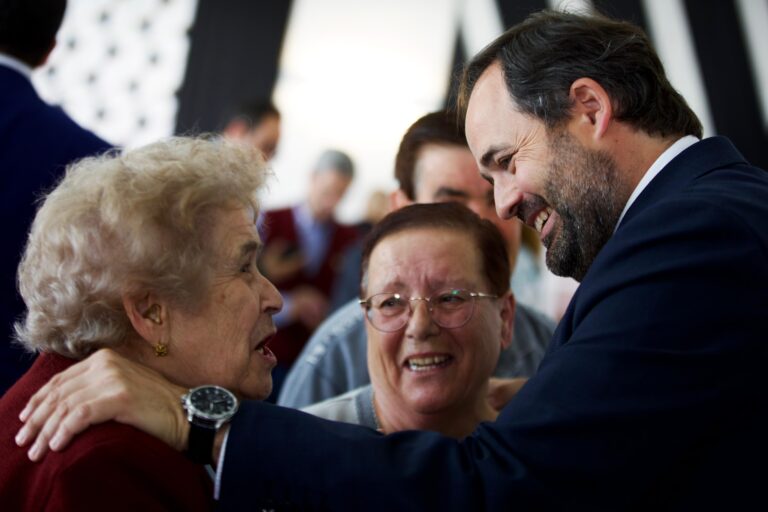 Núñez anuncia una iniciativa parlamentaria en las Cortes para exigir a la Junta que vuelva a financiar el servicio de comida a domicilio