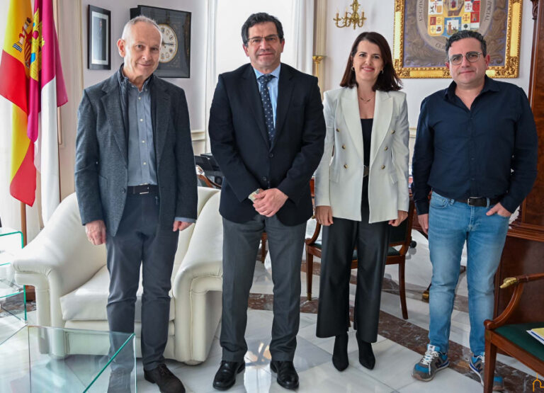 Valverde mantiene la colaboración de la Diputación con la Facultad de Educación de Ciudad Real en su encuentro con el decano