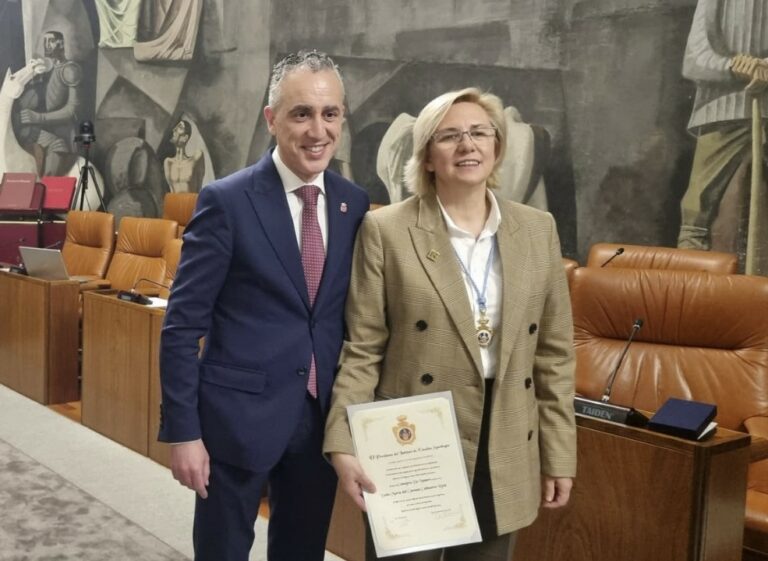 El alcalde de Puertollano felicita a la geógrafa Carmen Cañizares como consejera numeraria del Instituto de Estudios Manchegos