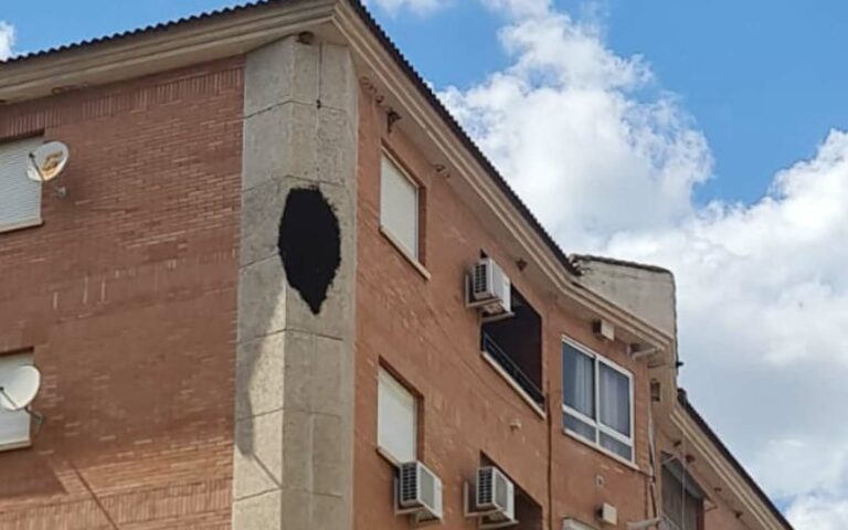 Retiran un monstruoso enjambre de abejas en la fachada de un edificio de Puertollano