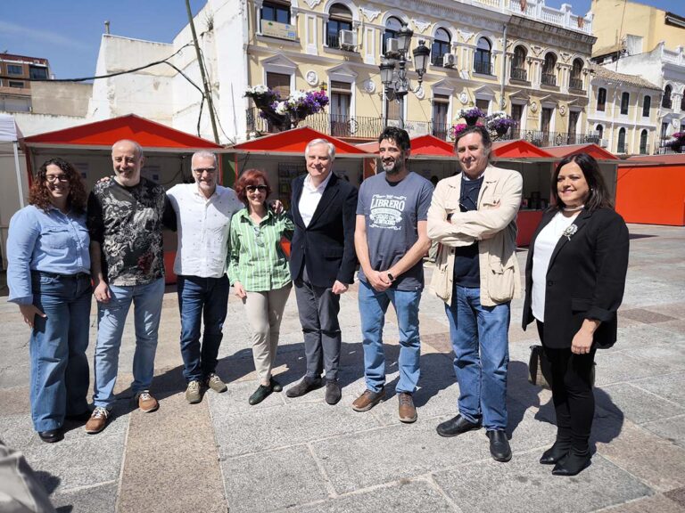 La Feria del Libro llena de oferta literaria la Plaza Mayor de Ciudad Real