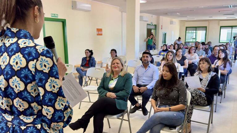 Encuentro intercultural para analizar la realidad de la comunidad gitana